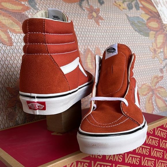 Vans WMNS Sk8-Hi
Color Theory Burnt Ochre
VN0005U9GWP
Sneakers - Picture 10 of 16